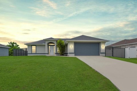 House in Cape Coral, Florida 3 bedrooms, 145.3 sq.m. № 1908642 - photo 28