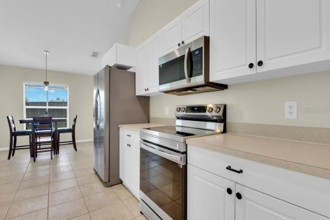 House in Cape Coral, Florida 3 bedrooms, 145.3 sq.m. № 1908642 - photo 8