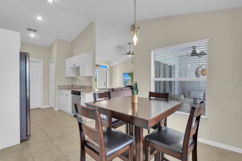 House in Cape Coral, Florida 3 bedrooms, 145.3 sq.m. № 1908642 - photo 10