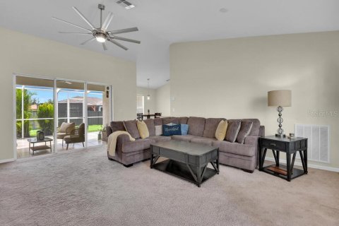 House in Cape Coral, Florida 3 bedrooms, 145.3 sq.m. № 1908642 - photo 3