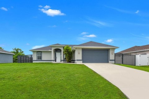 House in Cape Coral, Florida 3 bedrooms, 145.3 sq.m. № 1908642 - photo 1