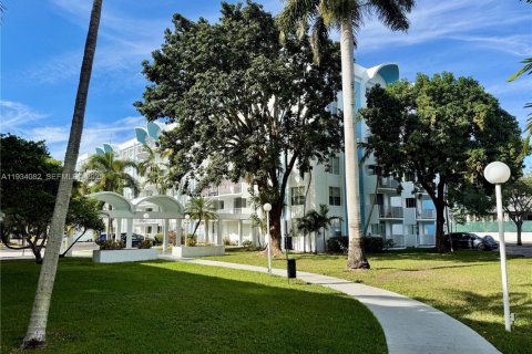 Снять в аренду кондоминиум в Майами, Флорида 2 спальни, 109.16м2, № 1992399 - фото 1