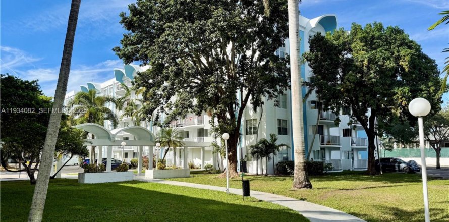 Кондоминиум с 2 спальнями в Майами, Флорида № 1992399