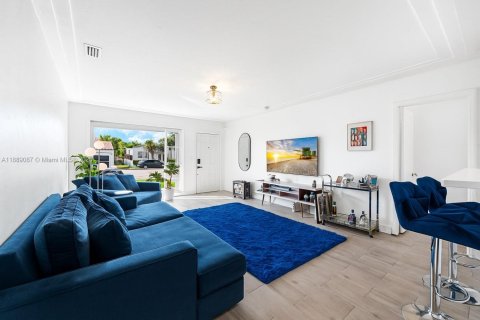 House in Miami Beach, Florida 3 bedrooms, 117.61 sq.m. № 1938683 - photo 6