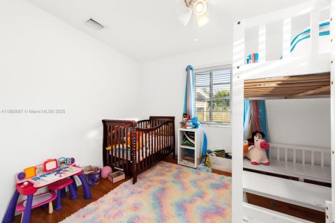 House in Miami Beach, Florida 3 bedrooms, 117.61 sq.m. № 1938683 - photo 12