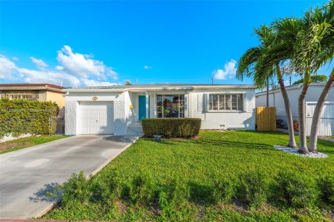 House in Miami Beach, Florida 3 bedrooms, 117.61 sq.m. № 1938683 - photo 1