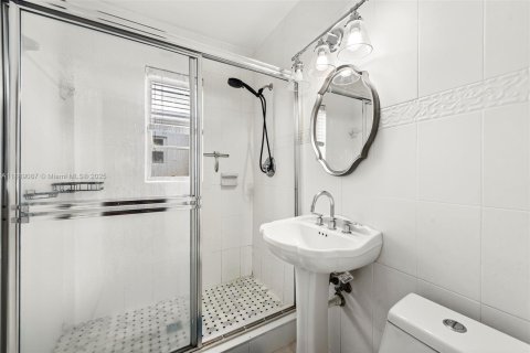 House in Miami Beach, Florida 3 bedrooms, 117.61 sq.m. № 1938683 - photo 18
