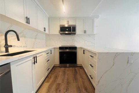 Condo in Miami Beach, Florida, 3 bedrooms  № 2246916 - photo 17