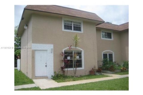 Townhouse in North Lauderdale, Florida 2 bedrooms, 102.94 sq.m. № 1953204 - photo 1