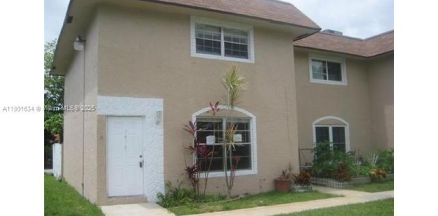 Townhouse in North Lauderdale, Florida 2 bedrooms, 102.94 sq.m. № 1953204