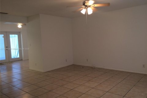 Townhouse in North Lauderdale, Florida 2 bedrooms, 102.94 sq.m. № 1953204 - photo 8