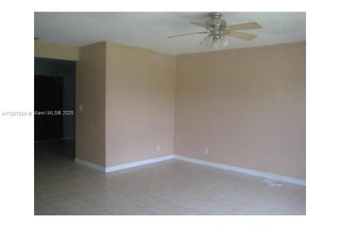 Townhouse in North Lauderdale, Florida 2 bedrooms, 102.94 sq.m. № 1953204 - photo 7