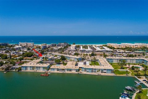 Condo in Saint Pete Beach, Florida, 2 bedrooms № 2217407
