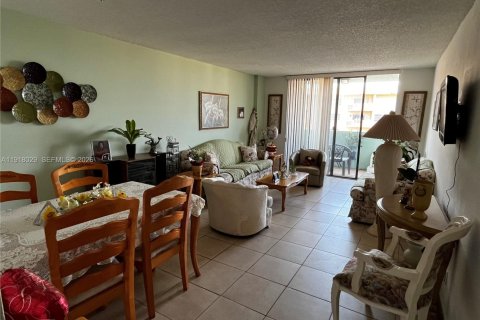 Apartment in Hialeah, Florida 1 bedroom, 66.15 sq.m. № 2022290 - photo 6
