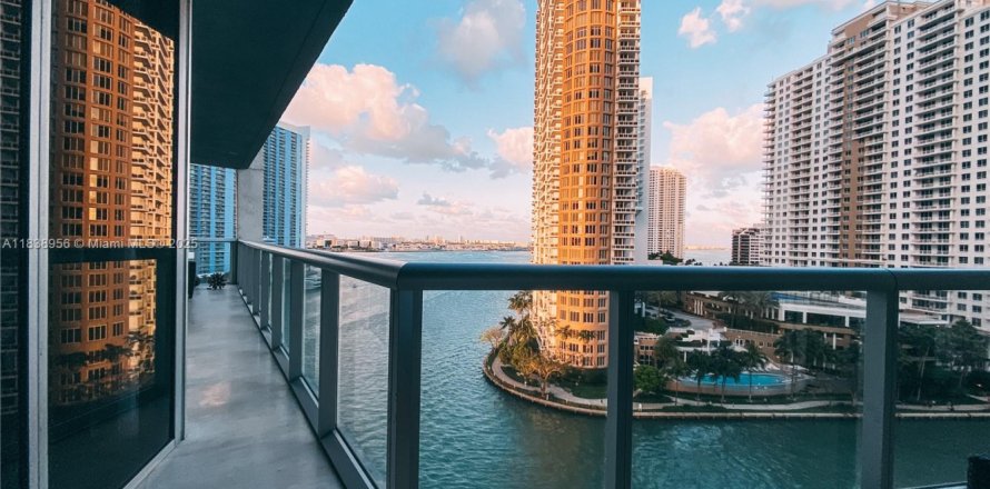 Condominio en Miami, Florida, 3 dormitorios  № 2012754