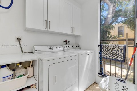 Condo in Davie, Florida, 2 bedrooms  № 1926151 - photo 12