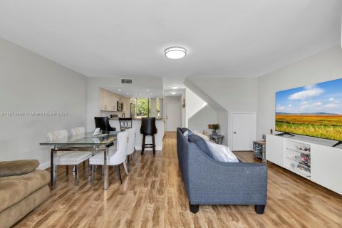 Condo in Davie, Florida, 2 bedrooms  № 1926151 - photo 15