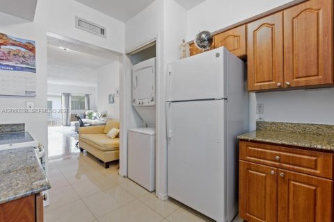 Copropriété à vendre à Bay Harbor Islands, Floride: 2 chambres, 101.45 m2 № 2265875 - photo 8