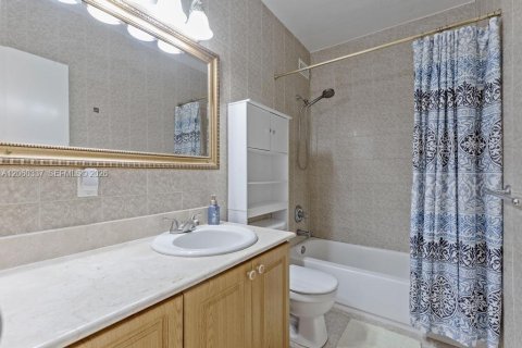 Copropriété à vendre à Bay Harbor Islands, Floride: 2 chambres, 101.45 m2 № 2265875 - photo 10