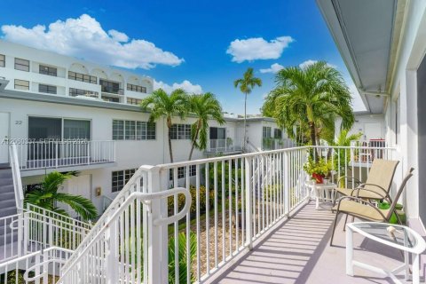 Copropriété à vendre à Bay Harbor Islands, Floride: 2 chambres, 101.45 m2 № 2265875 - photo 2