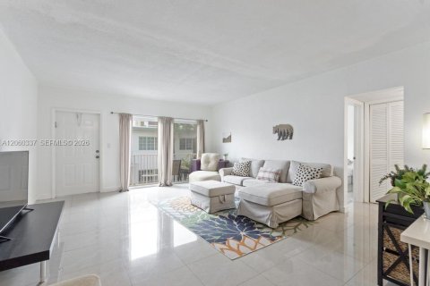 Copropriété à vendre à Bay Harbor Islands, Floride: 2 chambres, 101.45 m2 № 2265875 - photo 3