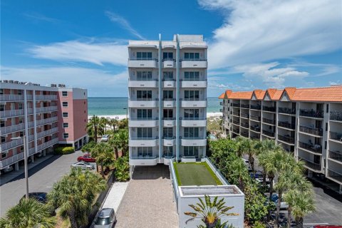 Condo in Saint Pete Beach, Florida, 3 bedrooms  № 1844256 - photo 1