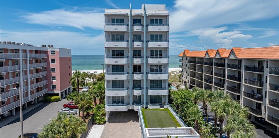 Condo in Saint Pete Beach, Florida, 3 bedrooms № 1844256