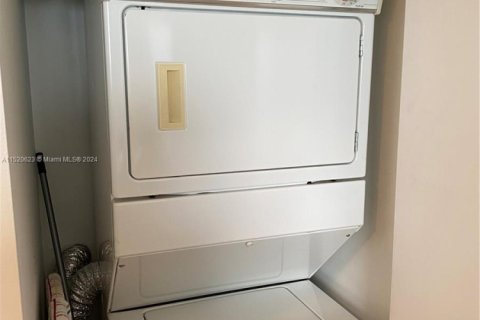 Купить кондоминиум в Халландейл-Бич, Флорида 1 спальня, 78.41м2, № 1938122 - фото 13