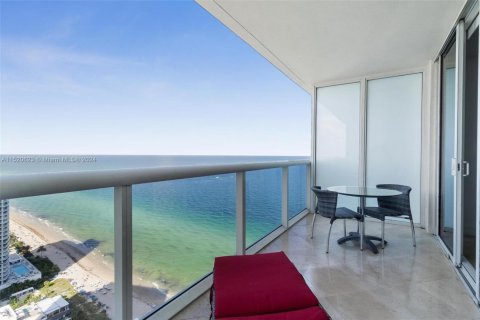 Condo in Hallandale Beach, Florida, 1 bedroom  № 1938122 - photo 2