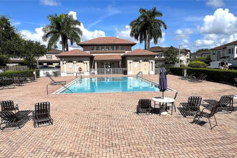 Townhouse in Miami, Florida 3 bedrooms, 137.31 sq.m. № 1920163 - photo 24