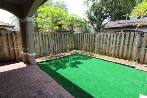 Townhouse in Miami, Florida 3 bedrooms, 137.31 sq.m. № 1920163 - photo 10