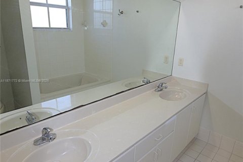 Townhouse in Miami, Florida 3 bedrooms, 137.31 sq.m. № 1920163 - photo 16