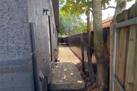 Снять в аренду виллу или дом в Мирамар, Флорида 2 спальни, 155.52м2, № 1952713 - фото 3