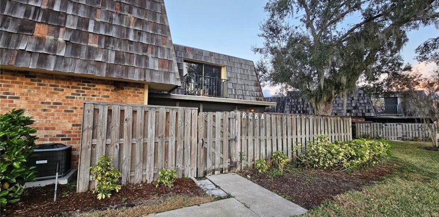 Townhouse in Leesburg, Florida 2 bedrooms, 119.66 sq.m. № 2109563