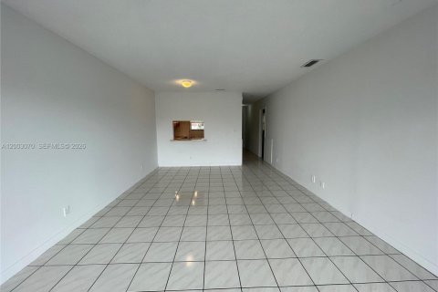 Снять в аренду кондоминиум в Тамарак, Флорида 2 спальни, 86.03м2, № 2066485 - фото 4