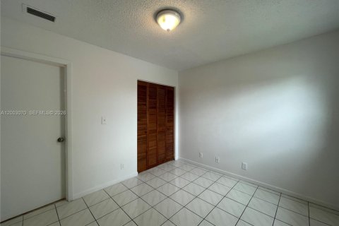 Снять в аренду кондоминиум в Тамарак, Флорида 2 спальни, 86.03м2, № 2066485 - фото 5