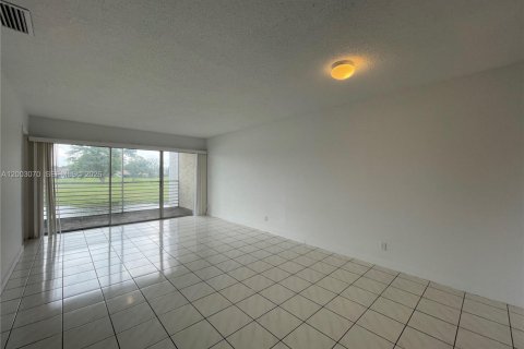 Кондоминиум с 2 спальнями в Тамарак, Флорида № 2066485