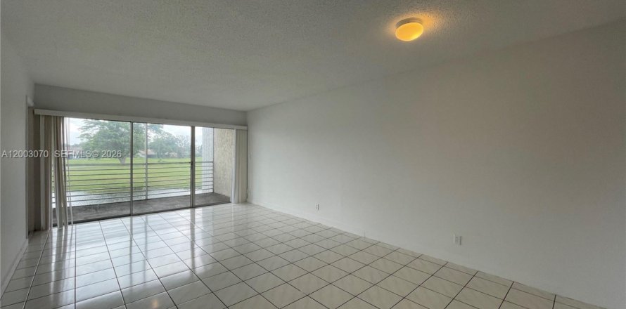 Кондоминиум с 2 спальнями в Тамарак, Флорида № 2066485