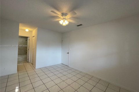 Снять в аренду кондоминиум в Тамарак, Флорида 2 спальни, 86.03м2, № 2066485 - фото 3