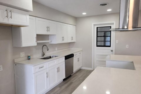 House in Rockledge, Florida 4 bedrooms, 146.23 sq.m. № 2396477 - photo 2