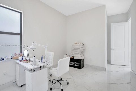 House in Miramar, Florida 5 bedrooms, 337.51 sq.m. № 1875116 - photo 19
