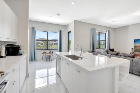 House in Miramar, Florida 5 bedrooms, 337.51 sq.m. № 1875116 - photo 12
