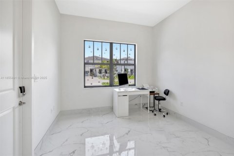 House in Miramar, Florida 5 bedrooms, 337.51 sq.m. № 1875116 - photo 21