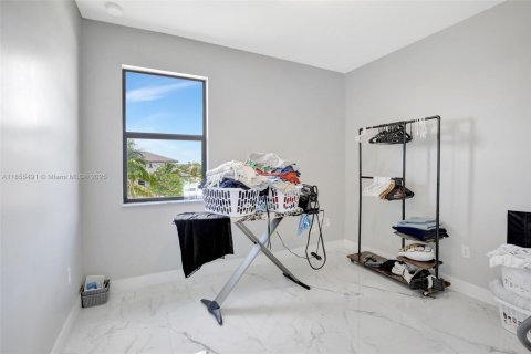 House in Miramar, Florida 5 bedrooms, 337.51 sq.m. № 1875116 - photo 29