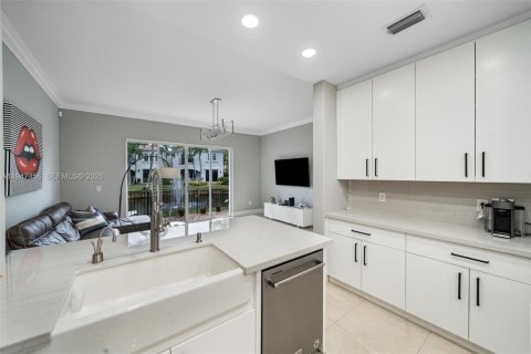 House in Aventura, Florida 4 bedrooms, 295.06 sq.m. № 2004123 - photo 9