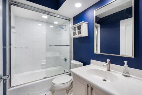 House in Aventura, Florida 4 bedrooms, 295.06 sq.m. № 2004123 - photo 25