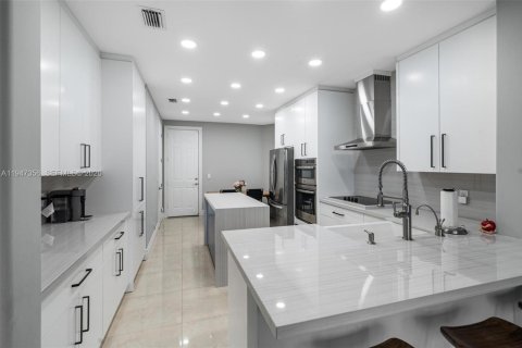 House in Aventura, Florida 4 bedrooms, 295.06 sq.m. № 2004123 - photo 10