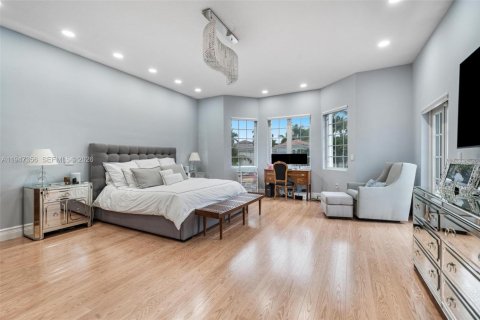 House in Aventura, Florida 4 bedrooms, 295.06 sq.m. № 2004123 - photo 17