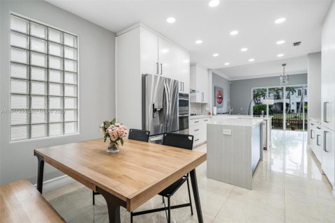 House in Aventura, Florida 4 bedrooms, 295.06 sq.m. № 2004123 - photo 11