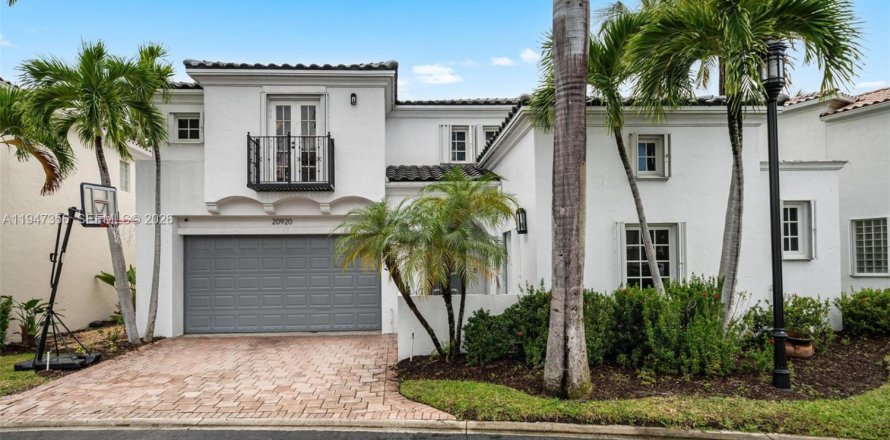 House in Aventura, Florida 4 bedrooms, 295.06 sq.m. № 2004123